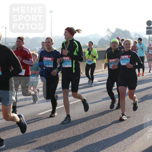 03.10.2025 - Köhlbrandbrückenlauf Lena Gebhardt http://msf.ph/oto/9065122 03.10.2025 09:22:16 Position 1 1558, 11201, 1304, 1303 meine-sportfotos.de