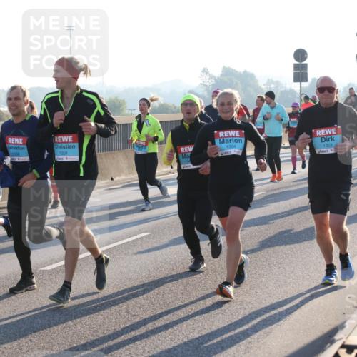 03.10.2025 - Köhlbrandbrückenlauf Lena Gebhardt http://msf.ph/oto/9065132 03.10.2025 09:22:16 Position 1 1558, 1201, 1304, 1303 meine-sportfotos.de