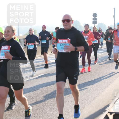 03.10.2025 - Köhlbrandbrückenlauf Lena Gebhardt http://msf.ph/oto/9065164 03.10.2025 09:22:17 Position 1 1304, 1417, 136, 10 meine-sportfotos.de