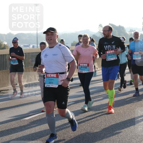 03.10.2025 - Köhlbrandbrückenlauf Lena Gebhardt http://msf.ph/oto/9065337 03.10.2025 09:22:27 Position 1 3815, 1672, 1282, 6 meine-sportfotos.de
