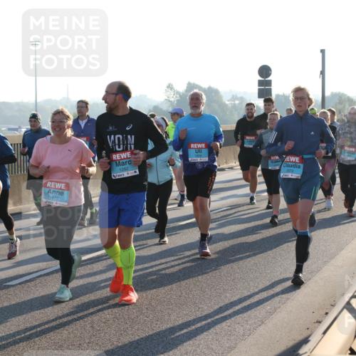 03.10.2025 - Köhlbrandbrückenlauf Lena Gebhardt http://msf.ph/oto/9065358 03.10.2025 09:22:28 Position 1 3815, 1672, 1282, 1809, 3372 meine-sportfotos.de