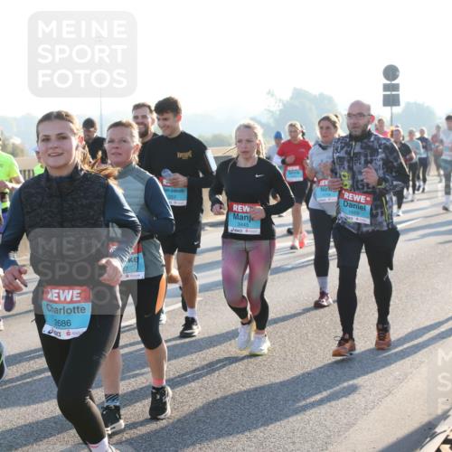 03.10.2025 - Köhlbrandbrückenlauf Lena Gebhardt http://msf.ph/oto/9065417 03.10.2025 09:22:31 Position 1 2686, 3207, 3445, 1669 meine-sportfotos.de