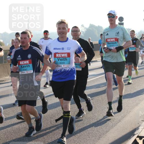 03.10.2025 - Köhlbrandbrückenlauf Lena Gebhardt http://msf.ph/oto/9065580 03.10.2025 09:22:38 Position 1 82, 3048, 3047, 3049, 88, 2449 meine-sportfotos.de