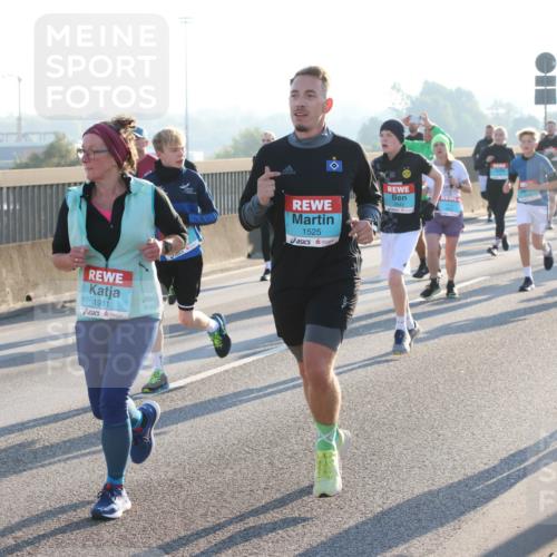 03.10.2025 - Köhlbrandbrückenlauf Lena Gebhardt http://msf.ph/oto/9065620 03.10.2025 09:22:41 Position 1 2471, 1911, 1525, 1954 meine-sportfotos.de
