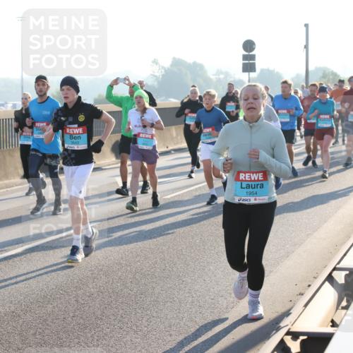 03.10.2025 - Köhlbrandbrückenlauf Lena Gebhardt http://msf.ph/oto/9065642 03.10.2025 09:22:41 Position 1 5, 3643, 1954 meine-sportfotos.de