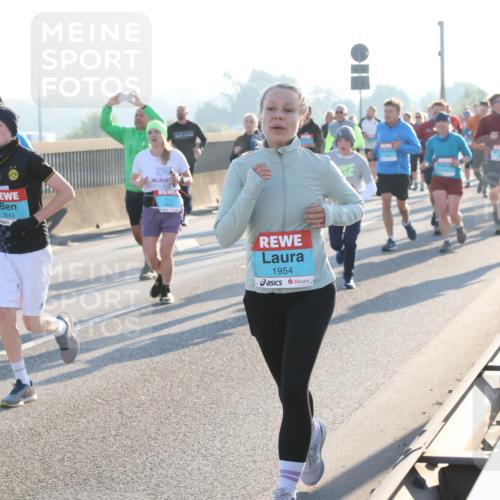 03.10.2025 - Köhlbrandbrückenlauf Lena Gebhardt http://msf.ph/oto/9065662 03.10.2025 09:22:42 Position 1 3643, 1954 meine-sportfotos.de