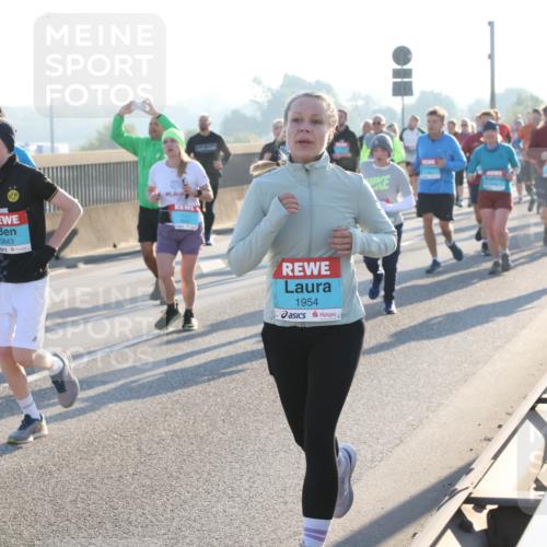 03.10.2025 - Köhlbrandbrückenlauf Lena Gebhardt http://msf.ph/oto/9065665 03.10.2025 09:22:42 Position 1 3643, 1954 meine-sportfotos.de