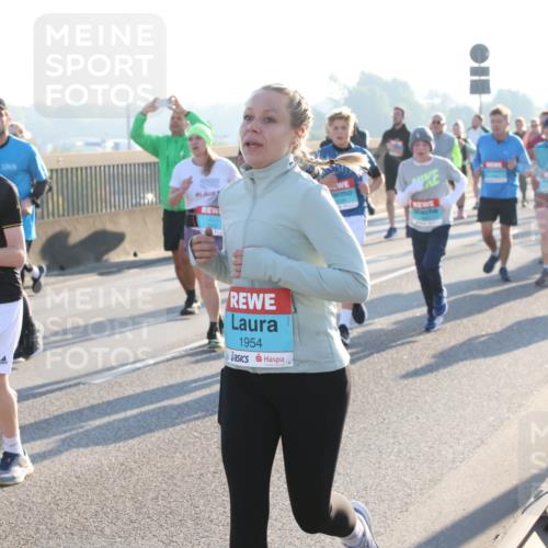 03.10.2025 - Köhlbrandbrückenlauf Lena Gebhardt http://msf.ph/oto/9065671 03.10.2025 09:22:42 Position 1 1954 meine-sportfotos.de