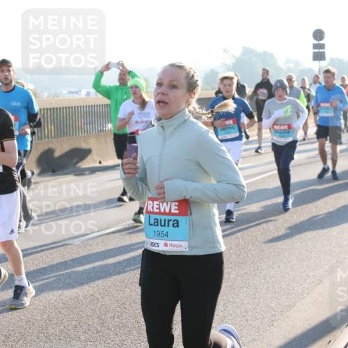 03.10.2025 - Köhlbrandbrückenlauf Lena Gebhardt http://msf.ph/oto/9065674 03.10.2025 09:22:42 Position 1 3643, 1954 meine-sportfotos.de