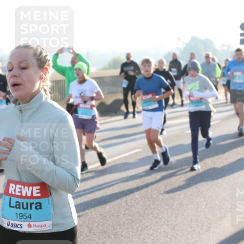03.10.2025 - Köhlbrandbrückenlauf Lena Gebhardt http://msf.ph/oto/9065677 03.10.2025 09:22:43 Position 1 1954 meine-sportfotos.de