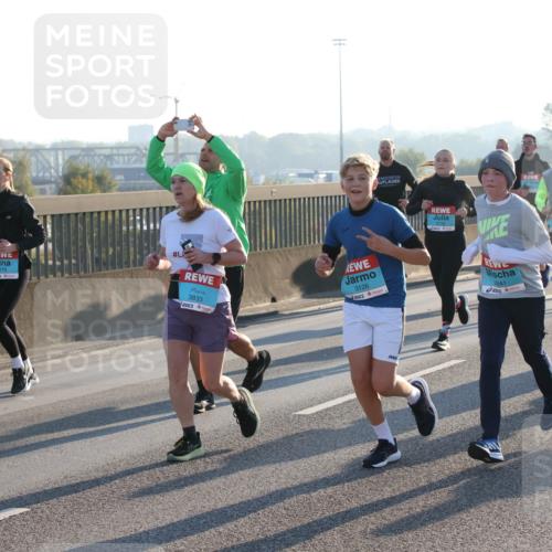 03.10.2025 - Köhlbrandbrückenlauf Lena Gebhardt http://msf.ph/oto/9065688 03.10.2025 09:22:44 Position 1 1779, 3833, 3126, 3134, 2841, 1752 meine-sportfotos.de