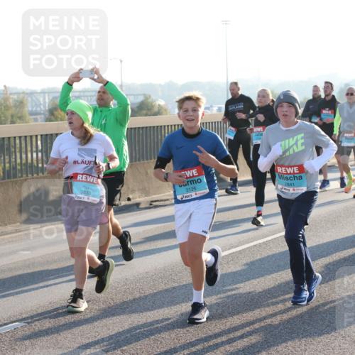 03.10.2025 - Köhlbrandbrückenlauf Lena Gebhardt http://msf.ph/oto/9065696 03.10.2025 09:22:44 Position 1 1779, 3833, 3126, 2841, 1754 meine-sportfotos.de