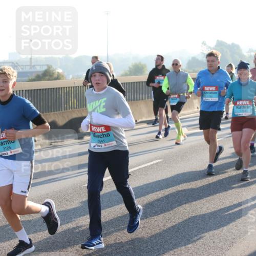 03.10.2025 - Köhlbrandbrückenlauf Lena Gebhardt http://msf.ph/oto/9065710 03.10.2025 09:22:44 Position 1 3833, 3126, 2841, 1752, 1754 meine-sportfotos.de