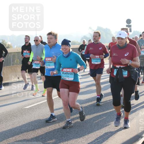 03.10.2025 - Köhlbrandbrückenlauf Lena Gebhardt http://msf.ph/oto/9065737 03.10.2025 09:22:45 Position 1 3134, 1752, 1754, 1945, 1767 meine-sportfotos.de