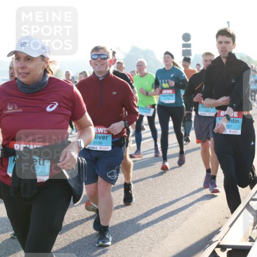 03.10.2025 - Köhlbrandbrückenlauf Lena Gebhardt http://msf.ph/oto/9065789 03.10.2025 09:22:46 Position 1 2150, 1391, 767 meine-sportfotos.de