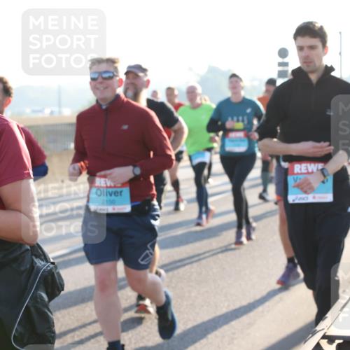 03.10.2025 - Köhlbrandbrückenlauf Lena Gebhardt http://msf.ph/oto/9065800 03.10.2025 09:22:47 Position 1 2150 meine-sportfotos.de