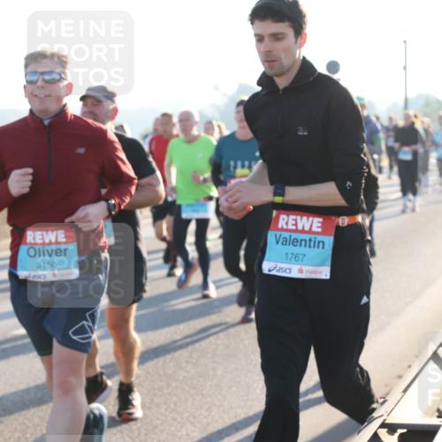 03.10.2025 - Köhlbrandbrückenlauf Lena Gebhardt http://msf.ph/oto/9065809 03.10.2025 09:22:47 Position 1 2150, 1767 meine-sportfotos.de