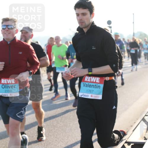 03.10.2025 - Köhlbrandbrückenlauf Lena Gebhardt http://msf.ph/oto/9065812 03.10.2025 09:22:47 Position 1 2150, 1767 meine-sportfotos.de