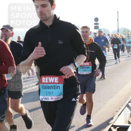 03.10.2025 - Köhlbrandbrückenlauf Lena Gebhardt http://msf.ph/oto/9065818 03.10.2025 09:22:47 Position 1 2150, 1767, 1391 meine-sportfotos.de