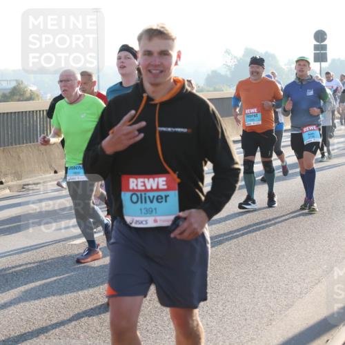 03.10.2025 - Köhlbrandbrückenlauf Lena Gebhardt http://msf.ph/oto/9065845 03.10.2025 09:22:48 Position 1 1802, 1391, 1593, 3736 meine-sportfotos.de