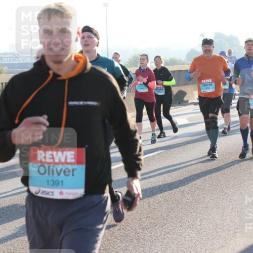 03.10.2025 - Köhlbrandbrückenlauf Lena Gebhardt http://msf.ph/oto/9065859 03.10.2025 09:22:48 Position 1 1391, 1593, 3736 meine-sportfotos.de