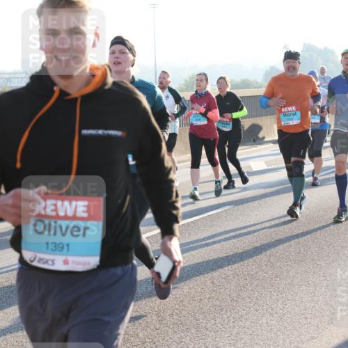 03.10.2025 - Köhlbrandbrückenlauf Lena Gebhardt http://msf.ph/oto/9065862 03.10.2025 09:22:49 Position 1 1391, 1593, 15, 3736 meine-sportfotos.de