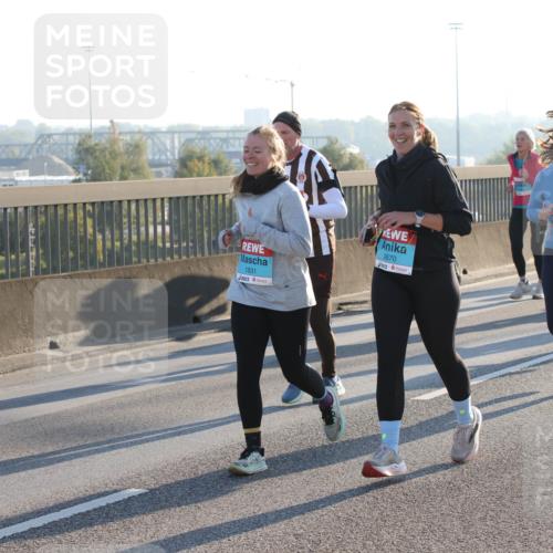 03.10.2025 - Köhlbrandbrückenlauf Lena Gebhardt http://msf.ph/oto/9065999 03.10.2025 09:22:53 Position 1 1831, 2670, 3788 meine-sportfotos.de