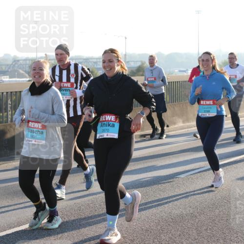 03.10.2025 - Köhlbrandbrückenlauf Lena Gebhardt http://msf.ph/oto/9066022 03.10.2025 09:22:53 Position 1 1427, 1831, 2670, 3788 meine-sportfotos.de
