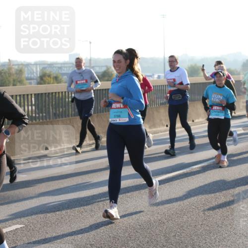03.10.2025 - Köhlbrandbrückenlauf Lena Gebhardt http://msf.ph/oto/9066037 03.10.2025 09:22:54 Position 1 2670, 3788 meine-sportfotos.de