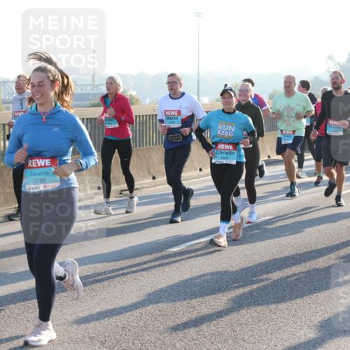 03.10.2025 - Köhlbrandbrückenlauf Lena Gebhardt http://msf.ph/oto/9066058 03.10.2025 09:22:55 Position 1 3788, 2025, 1903, 1797, 2165 meine-sportfotos.de