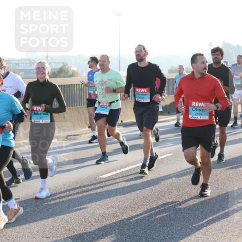 03.10.2025 - Köhlbrandbrückenlauf Lena Gebhardt http://msf.ph/oto/9066106 03.10.2025 09:22:56 Position 1 2853, 1761, 1903, 2125, 3416, 1797, 2165, 2171 meine-sportfotos.de