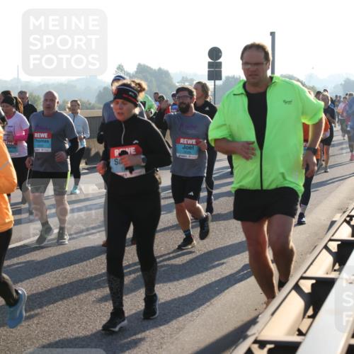 03.10.2025 - Köhlbrandbrückenlauf Lena Gebhardt http://msf.ph/oto/9066204 03.10.2025 09:22:59 Position 1 1994, 20241, 3022, 3026 meine-sportfotos.de
