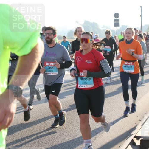 03.10.2025 - Köhlbrandbrückenlauf Lena Gebhardt http://msf.ph/oto/9066234 03.10.2025 09:23:01 Position 1 3026, 3310, 1858 meine-sportfotos.de