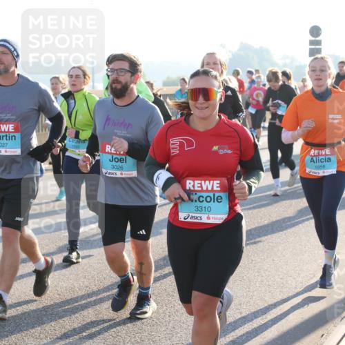 03.10.2025 - Köhlbrandbrückenlauf Lena Gebhardt http://msf.ph/oto/9066244 03.10.2025 09:23:01 Position 1 3027, 1792, 1858, 3026, 3310 meine-sportfotos.de