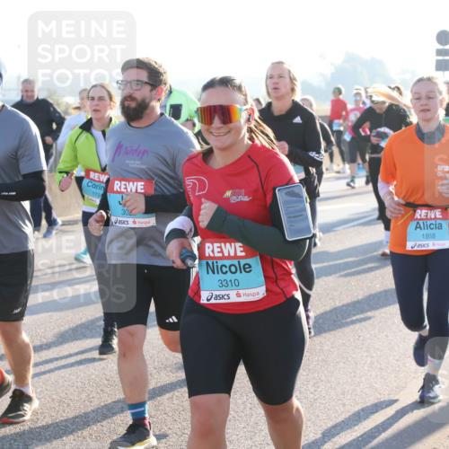 03.10.2025 - Köhlbrandbrückenlauf Lena Gebhardt http://msf.ph/oto/9066252 03.10.2025 09:23:01 Position 1 3027, 1791, 30, 3310, 1858 meine-sportfotos.de