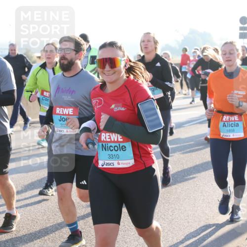 03.10.2025 - Köhlbrandbrückenlauf Lena Gebhardt http://msf.ph/oto/9066256 03.10.2025 09:23:01 Position 1 3027, 17, 3020, 3310, 90, 1858 meine-sportfotos.de