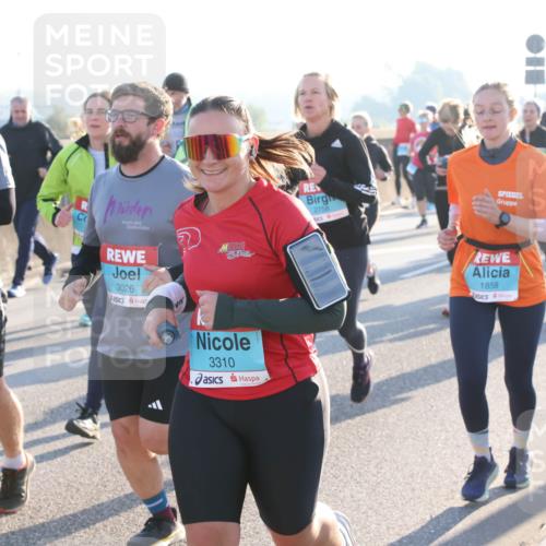 03.10.2025 - Köhlbrandbrückenlauf Lena Gebhardt http://msf.ph/oto/9066259 03.10.2025 09:23:01 Position 1 3027, 3026, 2758, 3310, 1858 meine-sportfotos.de