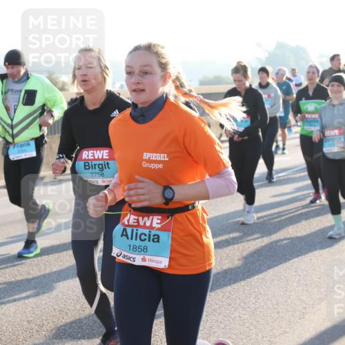 03.10.2025 - Köhlbrandbrückenlauf Lena Gebhardt http://msf.ph/oto/9066278 03.10.2025 09:23:02 Position 1 2724, 2758, 1858 meine-sportfotos.de
