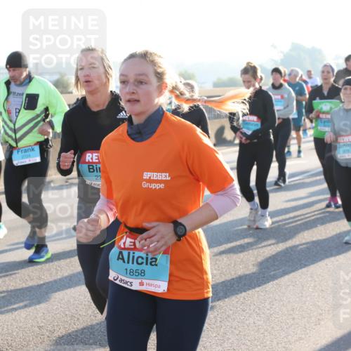 03.10.2025 - Köhlbrandbrückenlauf Lena Gebhardt http://msf.ph/oto/9066280 03.10.2025 09:23:02 Position 1 2724, 27, 1858 meine-sportfotos.de