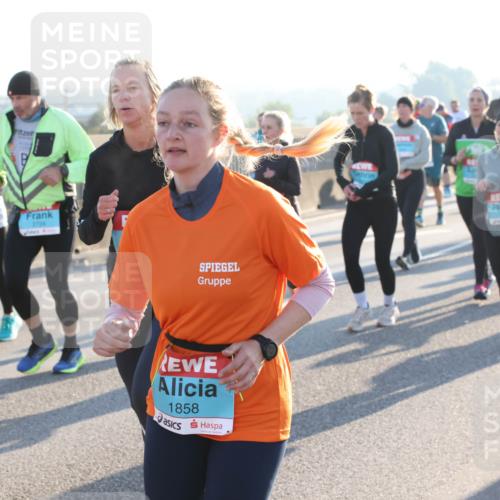 03.10.2025 - Köhlbrandbrückenlauf Lena Gebhardt http://msf.ph/oto/9066284 03.10.2025 09:23:02 Position 1 2724, 1858 meine-sportfotos.de