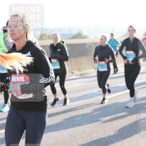 03.10.2025 - Köhlbrandbrückenlauf Lena Gebhardt http://msf.ph/oto/9066298 03.10.2025 09:23:03 Position 1  meine-sportfotos.de