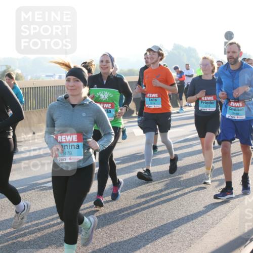 03.10.2025 - Köhlbrandbrückenlauf Lena Gebhardt http://msf.ph/oto/9066320 03.10.2025 09:23:04 Position 1 2051, 1479, 3214, 3213, 2448 meine-sportfotos.de