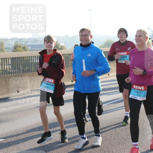 03.10.2025 - Köhlbrandbrückenlauf Lena Gebhardt http://msf.ph/oto/9066397 03.10.2025 09:23:07 Position 1 3635, 2009, 3783 meine-sportfotos.de