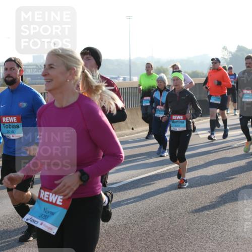 03.10.2025 - Köhlbrandbrückenlauf Lena Gebhardt http://msf.ph/oto/9066418 03.10.2025 09:23:08 Position 1 2010, 3783, 3252, 3144 meine-sportfotos.de
