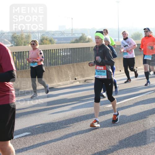 03.10.2025 - Köhlbrandbrückenlauf Lena Gebhardt http://msf.ph/oto/9066450 03.10.2025 09:23:09 Position 1 2009, 3252, 3144 meine-sportfotos.de