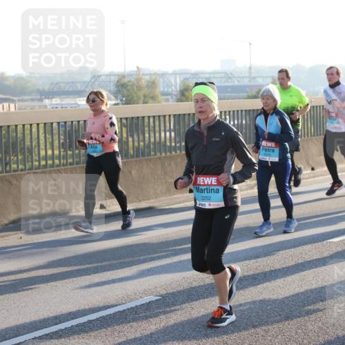 03.10.2025 - Köhlbrandbrückenlauf Lena Gebhardt http://msf.ph/oto/9066466 03.10.2025 09:23:09 Position 1 3252, 3570, 3144 meine-sportfotos.de