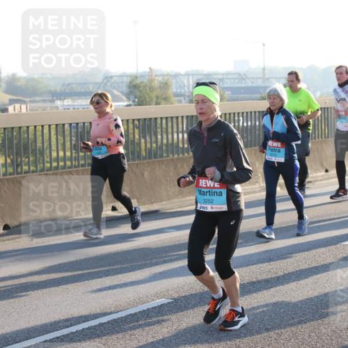 03.10.2025 - Köhlbrandbrückenlauf Lena Gebhardt http://msf.ph/oto/9066469 03.10.2025 09:23:09 Position 1 3252, 3570, 3144 meine-sportfotos.de