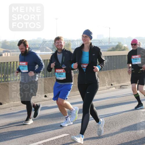 03.10.2025 - Köhlbrandbrückenlauf Lena Gebhardt http://msf.ph/oto/9066653 03.10.2025 09:23:15 Position 1 1562, 1561, 2094 meine-sportfotos.de