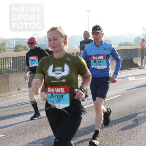 03.10.2025 - Köhlbrandbrückenlauf Lena Gebhardt http://msf.ph/oto/9066682 03.10.2025 09:23:15 Position 1 2094, 3108, 3124, 2006 meine-sportfotos.de
