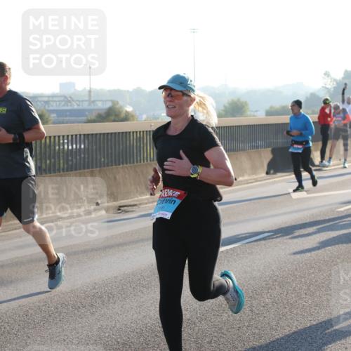 03.10.2025 - Köhlbrandbrückenlauf Lena Gebhardt http://msf.ph/oto/9066711 03.10.2025 09:23:17 Position 1  meine-sportfotos.de